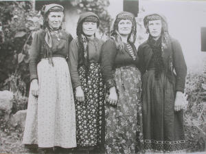Donne con abiti tradizionali (1910)